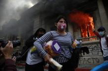 El Congreso de Guatemala envuelto en llamas.