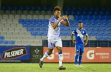 Jugador del Delfín celebra el gol.