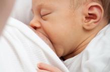 Madre da de lactar a su bebé
