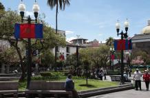 Quito-banderas-fiestas
