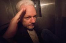 Julian Paul Assange, ​ conocido como Julian Assange, es un programador, periodista y activista de Internet australiano conocido por ser el fundador, editor y portavoz del sitio web WikiLeaks.