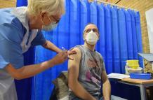 David Farrell, paciente de 51 años, recibe una de las dos vacunas de Pfizer y BioNtech en un centro de vacunación en Cardiff (Reino Unido).