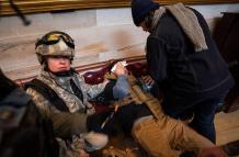Un miembro de la seguridad del Capitolio de Estados Unidos fue registrado este miércoles al reposar herido