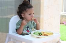 Niño de un año comiendo solo