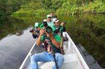 Fotografía sin fechar y cedida por el ministerio de Ambiente que muestra a voluntarios, técnicos y expertos mientras hacen un seguimiento de aves en la reserva de la biosfera del Yasuni (Ecuador)