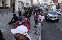 En Quito se registraron largas filas en el Registro Civil.