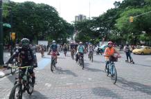 La cita de los ciclistas tuvo varios puntos. Uno de estos fue el parque Centenario, en el centro.