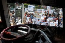 Fotografía tomada el pasado 10 de diciembre en la que se registró a decenas de personas al exigier el respeto de los derechos humanos en una calle en Caracas (Venezuela).