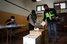 Un hombre votó hoy en un centro electoral en Quito (Ecuador).