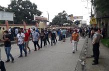 COLA EN LA AVENIDA 9 DE OCTUBRE PARA INGRESAR AL COLEGIO ECUADOR AMAZONICO