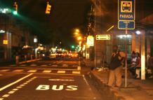 Durante horas se quedaron esperando los usuarios de los buses la noche del lunes pasado.