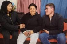 Andrea, María José y Emilio, en una relación poliamorosa. Viven en Quito.