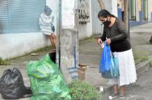 La ciudadanía no respeta el horario de recolección de basura.