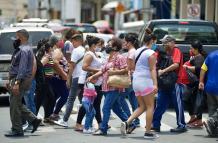 Personas caminan en una calle de la ciudad de Guayaquil (Ecuador).