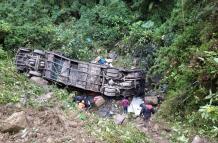Al menos 20 personas fallecieron este martes al caer un ómnibus de transporte público por un barranco en una carretera de la región boliviana de Cochabamba, en el centro del país.