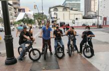 Un grupo de ciclistas, en el centro de Guayaquil, en días recientes.
