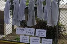 Con mandiles colgados se protesta en algunas zonas del país.
