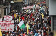 La marcha llegó a la altura de la calle Chile, uno de los ingresos a la Plaza de la Independencia, cerca de las 11:30.
