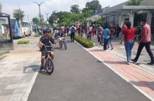 Ciclovía. No faltaron las bicicletas el día de las elecciones, aunque muchos peatones invadieron el carril.