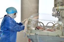 Un análisis realizado al cordón umbilical mostró que la niña había nacido con anticuerpos de la covid-19.