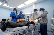 Personal de salud traslada a un paciente fallecido por la Covid-19, el 13 de marzo de 2021, en el Hospital del Instituto Ecuatoriano de Seguridad Social (IESS), en Guayaquil (Ecuador).