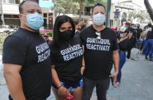 Los protestantes portan carteles, bocinas y camisetas de color negro con leyendas como "Guayaquil reactívate" y "el pueblo solo salva al pueblo".