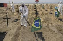 Pese a que Brasil es el epicentro mundial de la pandemia, el líder de la ultraderecha brasileña reforzó este lunes su negacionismo y resaltó que el país es un "ejemplo" en el combate a un virus que deja más de 2.000 decesos por día.