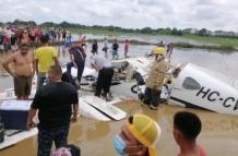 Los cuerpos fueron sacados de la avioneta y llevados al Instituto Forense de Guayaquil.