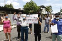 Vecinos con pancartas rechazan la recicladora.
