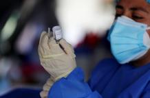 Un miembro del personal de salud sostiene una dosis de la vacuna contra la covid-19 del laboratorio Astrazeneca durante una jornada de vacunación en Quito (Ecuador).