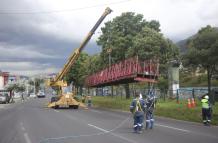 Un puente se cayó en el norte de Quito. La causa fue un impacto vehicular.