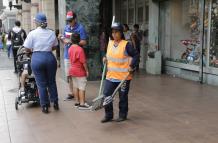 Una mujer barre calles del centro de la urbe. Algunos trabajadores de Siglo XXI son contratados.