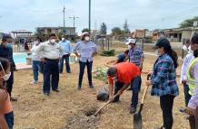 Personal municipal visitó El Morro para realizar una siembra y minga en un parque.