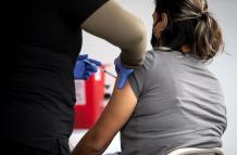Una mujer recibe una vacuna contra la covid-19 en Los Ángeles, California (EE.UU.).