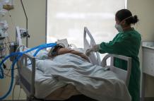 Vista de una integrante del equipo de salud mientras atiende a un paciente con covid-19, en la unidad de emergencia del hospital Iess del Sur en Quito (Ecuador).