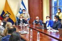 Reunión entre el gobernador del Guayas Vicente Taiano y rectores de la universidad.