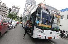 Servicio. Ciudadanos del norte de Guayaquil aprovecharon el servicio de esta flota luego del mediodía.