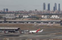 Vista de un avión de Iberia en la Terminal 1 del aeropuerto de Adolfo Suárez Madrid-Barajas.