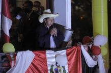 El candidato presidencial Pedro Castillo habla ante sus seguidores mientras se esperan los resultados electorales hoy, desde su local de campaña en Lima (Perú). Castillo afirmó este lunes que será "el primero en hacer respetar la voluntad del pueblo perua