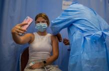 Una mujer recibe una dosis de la vacuna contra la covid-19.