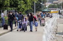 Varias personas cruzan el puente internacional Simón Bolívar desde Venezuela hacía Colombia, gracias a la apertura de un corredor humanitario, el 2 de junio de 2021, en Cúcuta (Colombia).