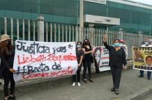 La mamá de Lisbeth Baquerizo realizó un plantón para pedir la celeridad y transparencia en la investigación.