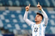 Lautaro Martínez de Argentina celebra un gol hoy, en un partido del grupo A entre Bolivia y Argentina de la Copa América en el estadio Arena Pantanal en Cuiabá (Brasil).