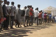 Refugiados etíopes hacen fila para recibir asistencia humanitaria en la región de Tigray.