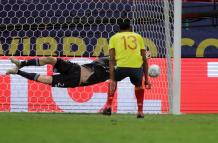 Yerry Mina de Colombia patea un penalti hoy ante Emiliano Martínez de Argentina, durante un partido por las semifinales de la Copa América