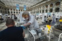 Un hombre recibe una dosis de la vacuna contra la covid-19 en Moscú el pasado 6 de julio.