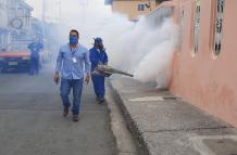Fumigación de viviendas en varios sectores de Guayaquil.