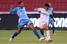 José Quiteros (d) de LDU disputa un balón con Jean Pyerre de Gremio hoy, en un partido de la Copa Sudamericana entre LDU Quito y Gremio en el estadio Rodrigo Paz Delgado en Quito (Ecuador).