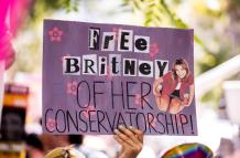 Un manifestante sostiene un cartel que dice 'Libera a Britney de su tutela' durante una protesta #FREEBRITNEY frente a la corte donde está programada una audiencia en el caso de tutela de Britney Spears en Los Ángeles, California.