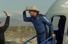 Dentro de la nave fabricada por Blue Origin, la compañía aeroespacial creada por Bezos en el año 2000, el fundador y hasta hace poco consejero delegado de Amazon viajó acompañado de su hermano, Mark; la piloto de 82 años Wally Funk; y Oliver Daemen un est